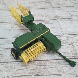 ERTL John Deere 585 1:16 Square Baler